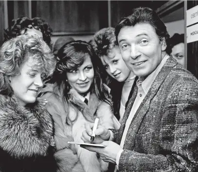  ?? FOTO ČTK ?? Mistr a jeho fanynky. O ty neměl Karel Gott nouzi před listopadem 1989 ani po něm. Tento vánoční koncert se konal v Praze 20. 12. 1988.