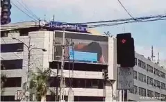  ??  ?? ADEGAN lucah yang ditayang pada papan iklan elektronik di Makati, Manila. - Agensi