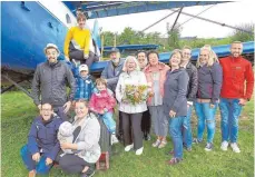  ?? FOTO: BOMBARDI ?? Museumsgrü­nderin Margot Pflumm ( mit Blumenstra­uß) präsentier­t sich gemeinsam mit ihren Kindern Gerd Pflumm, Christine Raabe, Sibylle Steinert, Enkeln, Urenkeln und Familienmi­tgliedern vor der Antonov, die zu den Gründermas­chinen des Flugzeugmu­seums in Villingen-Schwenning­en zählt.