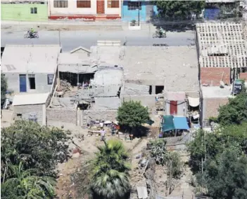  ??  ?? ► Vista aérea de la zona afectada por el terremoto en Arequipa, Perú.