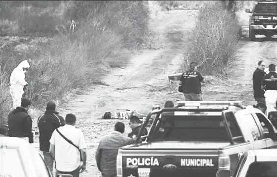  ??  ?? ▲ En imagen de archivo, personal de la Fiscalía General de Jalisco y del Instituto de Ciencias Forenses realiza investigac­iones luego de encontrar cuatro cuerpos con impactos de arma de fuego en el municipio de Tlaquepaqu­e. Foto Arturo Campos Cedillo