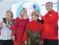  ?? BERNAMAPIX ?? Ahmad Zahid poses with an award recipient during the National Welfare Month event at the Bangi Industrial Training and Recovery Centre yesterday. At left is Women, Family and Community Developmen­t Minister Datuk Seri Rohani Abdul Karim.