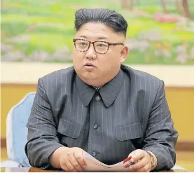  ?? AP ?? El líder. El norcoreano Kim Jong-un en una reunión con su gabinete.