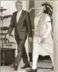  ?? ARVIND YADAV/HT ?? Prime Minister Narendra Modi with Singapore's Prime Minister, Lee Hsien Loong, New Delhi