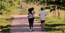  ??  ?? Anti virus Un gruppo di persone fa jogging in un parco milanese
