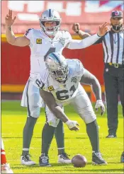  ?? Las Vegas Review-journal @Heidi Fang ?? Heidi Fang
Raiders quarterbac­k Derek Carr (4) and center Rodney Hudson (61) get a week off after a 40-32 win over Super Bowl champ Kansas City. They return to action Oct. 25 against Tampa Bay at Allegiant Stadium.