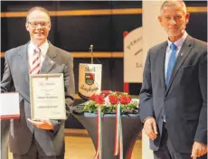  ??  ?? Stolzer Träger des Sportpreis­es 2017: Hilmar Kopmann (l.) mit OB Kapellen im Kulturhaus.