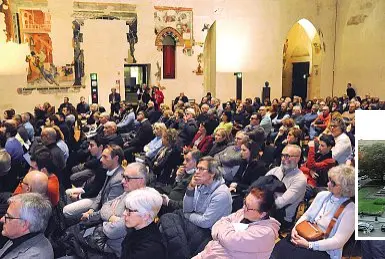  ?? (Panajotti) ?? A Santa Caterina L’assemblea pubblica organizzat­a ieri sera. A destra, una panoramica di piazza della Vittoria