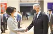  ?? Yonhap ?? First lady Kim Keon-hee greets U.S. President Joe Biden before a state dinner at the National Museum of Korea in Seoul,Saturday.