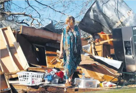  ?? –AFP ?? Kathy Coy semble hébétée face à ce qui reste de sa maison de Panama City. Michael a frappé la côte avec des vents à 250 km/h.