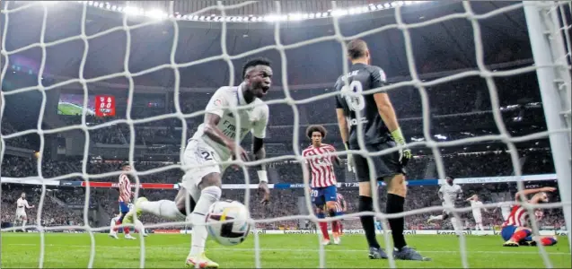  ?? ?? Vinicius celebra uno de los goles del Real Madrid en el derbi liguero de la primera vuelta, disputado en el Metropolit­ano.