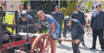  ?? FOTO: SILVIA MÜLLER ?? Wie vor 150 Jahren mussten Umstehende mit Hand anlagen.