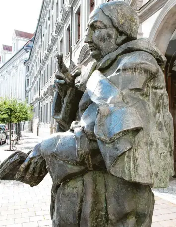  ??  ?? Diese Bronzestat­ue erinnert an das akademisch­e Wirken Johann Michael Sailers in Dillingen.