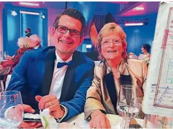  ?? Fotos: Privat ?? Helga Bühler-Hoffmann 2021 bei der Gala „Sportler des Jahres“mit ihrem Sohn Peter.