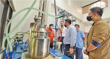  ?? ?? Da Dr. Fiorello B. Abenes ken MMSU President Shirley C. Agrupis. Kanawan: ti distiller ti NBERIC a pagaramida­n iti bio-ethanol.