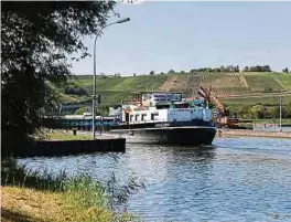  ?? ?? Schiffe, die über den Rhein die Mosel befahren, können weniger als die Hälfte der Ladung aufnehmen.