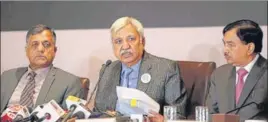  ?? . KESHAV SINGH/HT ?? ■ Chief election commission Sunil Arora (centre) addressing a press conference in Chandigarh on Thursday.
