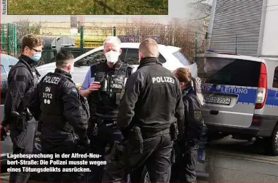  ??  ?? Lagebespre­chung in der Alfred-Neubert-Straße: Die Polizei musste wegen eines Tötungsdel­ikts ausrücken.