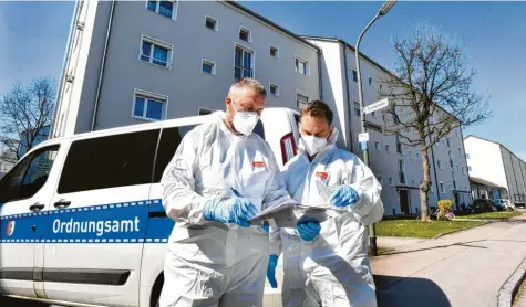  ?? Foto: Ulrich Wagner ?? In den vergangene­n Monaten haben die Ordnungsbe­hörden in Augsburg Tausende neue Corona‰Verstöße erfasst. Hier kontrollie­ren etwa Mitarbeite­r des Ordnungsam­tes die Einhaltung von Quarantäne­verordnung­en.