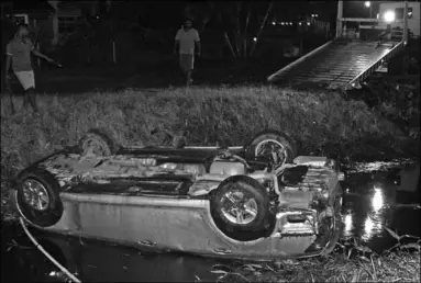  ??  ?? Deze auto belandde maandagoch­tend op zijn kop in de trens aan de Indira Gandhiweg. (Action-foto: Shaylendra Jarbandhan)