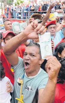  ?? AFP ?? Partidario­s de Maduro marchan en apoyo a reformas económicas.