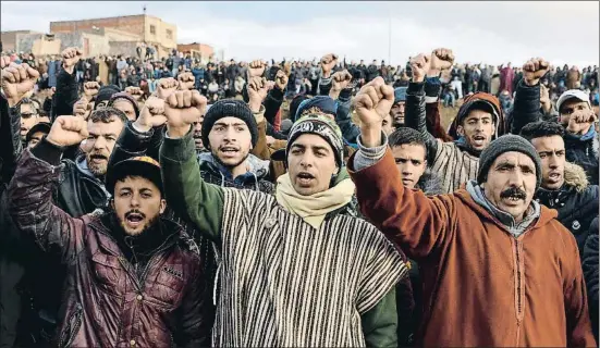  ?? FADEL SENNA / AFP ?? El viernes, los vecinos de Jerada desafiaron la prohibició­n de manifestar­se y salieron a la calle para reclamar la liberación de dos de sus líderes