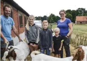  ?? FOTO KMA ?? Ann Adriaensen met haar echtgenoot, hun drie kinderen en een paar geiten. Ann gaf haar job in de zorg op om een boerderij te beginnen.
