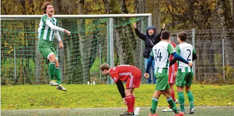  ?? Foto: Brugger ?? Das lässt sich schon mal mit einem Luftsprung feiern: Christoph Schnelle lief beim FC Gundelfing­en erstmals als Mittelstür­mer auf und war an beiden Toren zum 2:1 Sieg beim FC Memmingen II maßgeblich beteiligt.