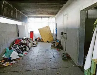  ?? Rivaldo Gomes/folhapress ?? Área interna da futura escola Cidade Júlia 2 foi tomada por lixo e entulho; moradores da vizinhança relatam problemas com ratos, baratas e mosquitos