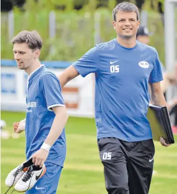  ?? Foto: Ernst Mayer ?? Zwei, die sich schätzen und verstehen: SCI-Trainer Oliver Schmid (rechts) ist heilfroh, dass Bernd Günther nach einem Jahr Spielpause wieder an Bord ist.