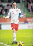  ?? FOTOS: DPA, AFP ?? Beim FC Bayern Kollegen, bei der WM Gegner: Robert Lewandowsk­i (li) und James.