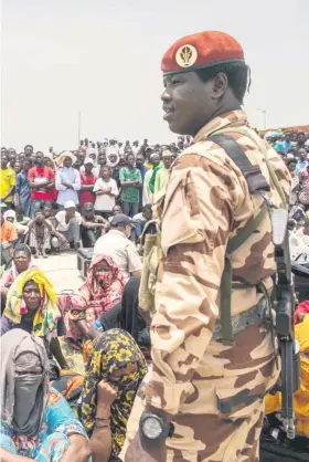  ??  ?? Trauergäst­e bei der Beerdigung von Tschads Präsidente­n Idriss Déby