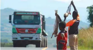  ?? FOTO: TSVANGIRAY­I MUKWAZHI, AP/NTB SCANPIX ?? Minst 17 menneskerd­øde under et ras ved en søppelfyll­ing i Maputo i Mosambik i februar i år. Noen måneder tidligere kjøpte myndighete­ne luksusfly av samme type som superstjer­nen Beyoncéfor­trekker. To gutter selger kaniner på en vei i Mosambik, et av de fattigste landene i verden.