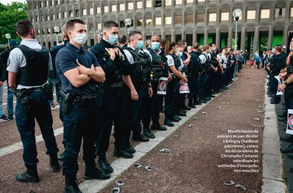  ??  ?? Manifestat­ion de policiers en juin dernier à Bobigny (banlieue parisienne), contre les déclaratio­ns de Christophe Castaner interdisan­t les méthodes d’interpella­tion musclées