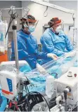  ?? FOTO: OBERSCHWAB­ENKLINIK ?? Chefarzt Florian Seeger (rechts) und Gerhard Wech bei einem Eingriff in einem der neuen Herzkathet­erlabore der Klinik.