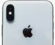  ??  ?? Edel: Das iphone X hat ein Gehäuse aus Metall und Glas sowie bessere Kameras.