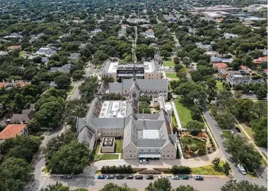  ?? Jon Shapley / Staff photograph­er ?? Highland Park Presbyteri­an Church has nearly a dozen tax-exempt parsonages in this wealthy Dallas neighborho­od.
