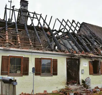  ?? Foto: Wolfgang Widemann ?? So sieht das Wohnhaus in Brünsee einen Tag nach dem Feuer aus. Das Gebäude ist komplett zerstört. Die Ursache für den ver‰ heerenden Brand ist geklärt.