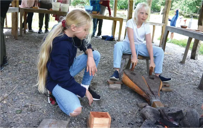  ?? Bild: Jerker Norlander ?? Kompisarna Liv och Selma pumpar med blåsbälgen så att glöden för att smälta tenn blir riktigt het.