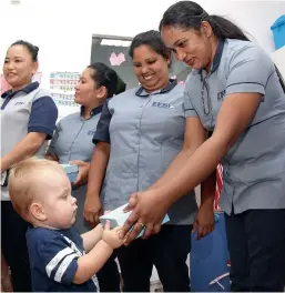  ?? Photo by Juidin Bernarrd ?? A toddler hands over an Iftar meal box to EFS Facilities services workers at Kids World Nursery in Jumeirah Village Circle, Dubai on Tuesday. —