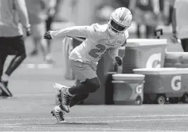  ?? D.A. VARELA dvarela@miamiheral­d.com ?? Rookie running back Devon Achane, who ran a 4.32-second 40-yard dash at the NFL Scouting Combine, sprints during the Dolphins’ first rookie minicamp practice Friday.