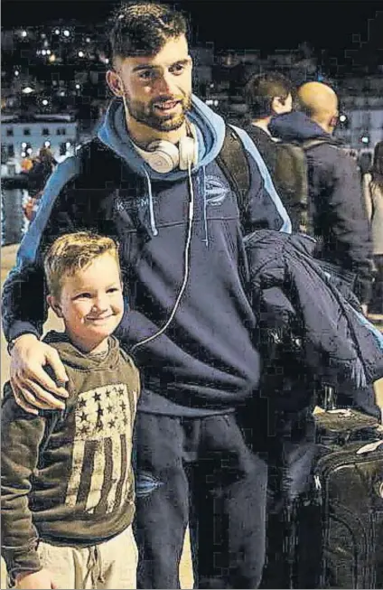  ?? FOTO: ALAVÉS ?? En ferry a Formentera Sivera, que parece que será titular en la portería, junto a un joven aficionado antes de embarcar en Ibiza