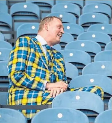  ?? ?? Rona Dougall interviews Doddie Weir at Murrayfiel­d Stadium in 2018