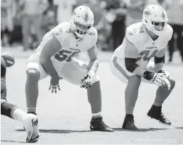  ?? DAVID SANTIAGO dsantiago@miamiheral­d.com ?? Liam Eichenberg, at right next to Connor Williams, has been sharp at both right and left guard in the past three games.