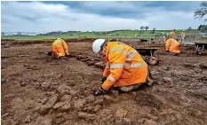  ?? ?? > Archaeolog­ists excavating the wealthy trading settlement