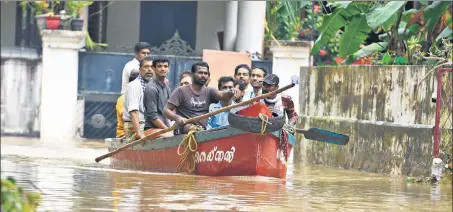  ?? RAJ K RAJ/HT PHOTO ?? Volunteers and fisherman rescue residents from inundated Chengannur taluk in Kerala’s floodhit Alappuzha district on Sunday.