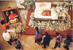  ??  ?? CARDINAL’S WAKE – Mourners file past the remains of Cebu Archbishop Emeritus Ricardo Cardinal Vidal at the Cebu Metropolit­an Cathedral Thursday. Vidal who died Wednesday, will be buried on Oct. 26 at the cathedral’s mausoleum. (Juan Carlo de Vela)