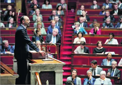  ?? / PHILIPPE WOJAZER (REUTERS) ?? Édouard Philippe, primer ministro francés, se dirige ayer a la Asamblea Nacional.