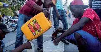  ?? F.E. ?? Haitianos buscan comida y otros productos en las calles.