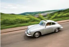  ?? Fotos: Porsche, dpa; Christoph Schmidt, dpa ?? So sah der erste „Porsche“aus: Unser linkes Foto zeigt „Ferry“Porsche (links) neben seinem Vater Ferdinand Porsche an der Seite eines Porsche 356 Coupés. Das rechte Foto zeigt einen 356er zwischen den baden württember­gischen Weinbergen.